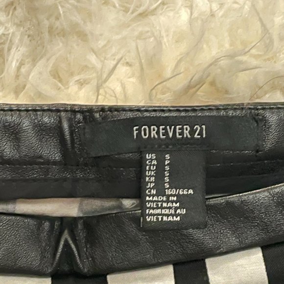 FOREVER 21- HIGHWAISTED SHORTS - Picture 6 of 6